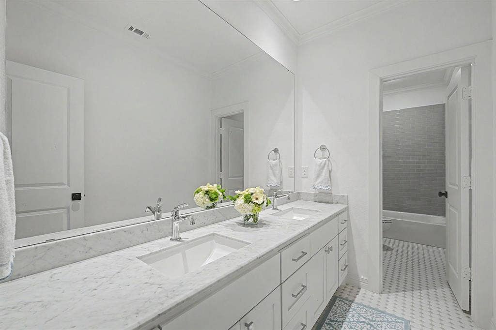 559 Coolair Drive, Dallas, TX 75218 Upstairs secondary bathroom