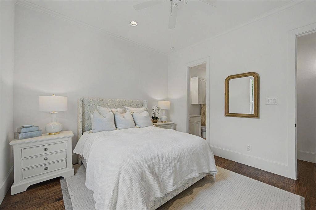 559 Coolair Drive, Dallas, TX 75218 Downstairs bedroom with en-suite bath