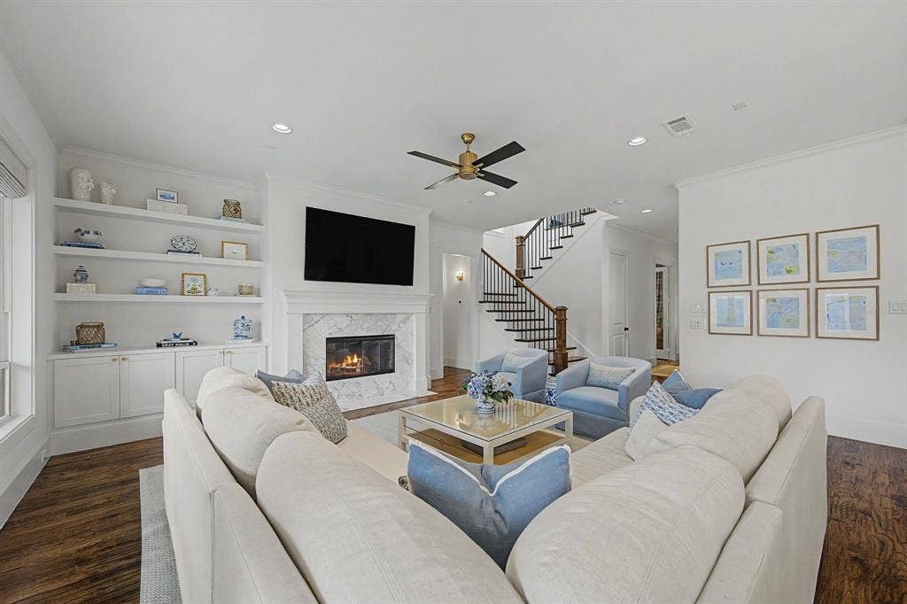 559 Coolair Drive, Dallas, TX 75218 Living room with built-ins