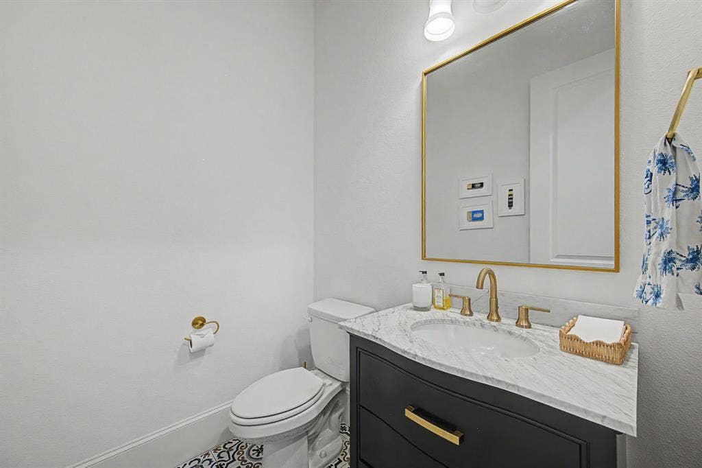 559 Coolair Drive, Dallas, TX 75218 Half bath downstairs