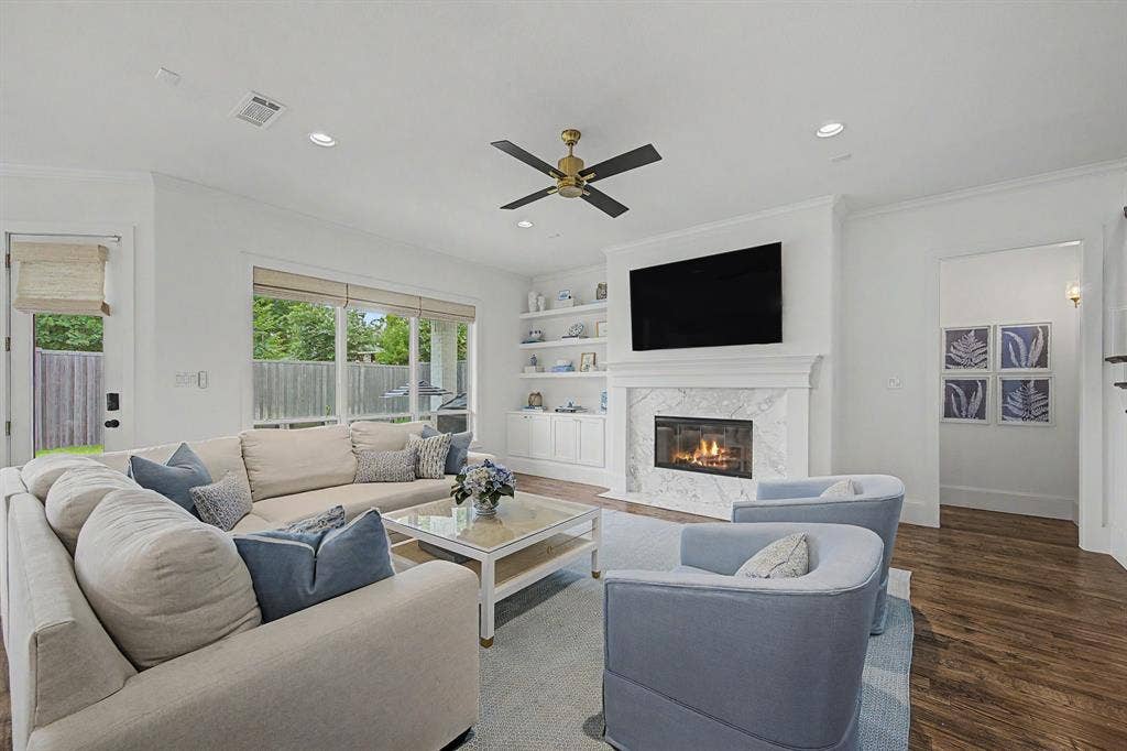559 Coolair Drive, Dallas, TX 75218 Living room with gas fireplace