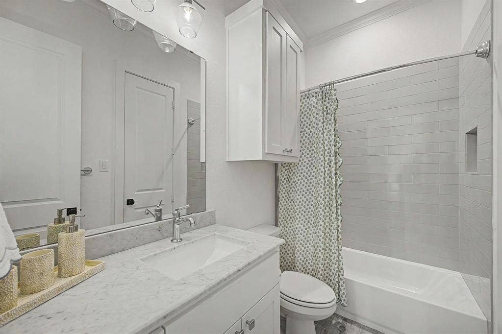 559 Coolair Drive, Dallas, TX 75218 En-suite bathroom for downstairs bedroom