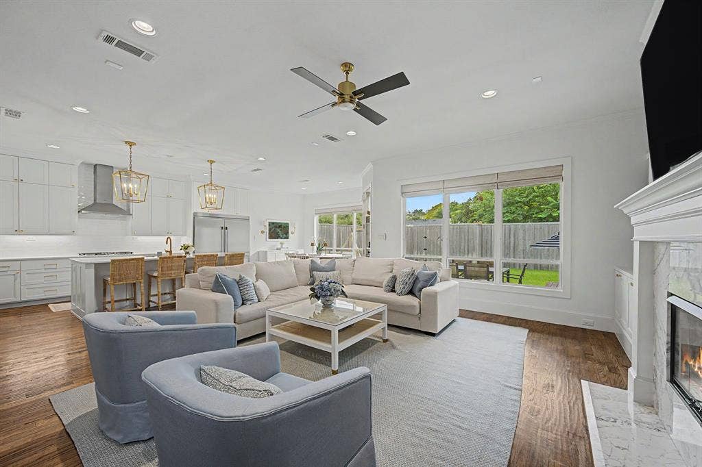 559 Coolair Drive, Dallas, TX 75218 Living room overlooking backyard