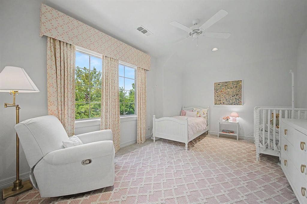 559 Coolair Drive, Dallas, TX 75218 Upstairs bedroom