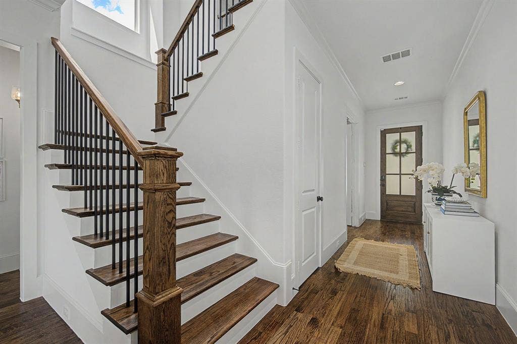 559 Coolair Drive, Dallas, TX 75218 Entry way
