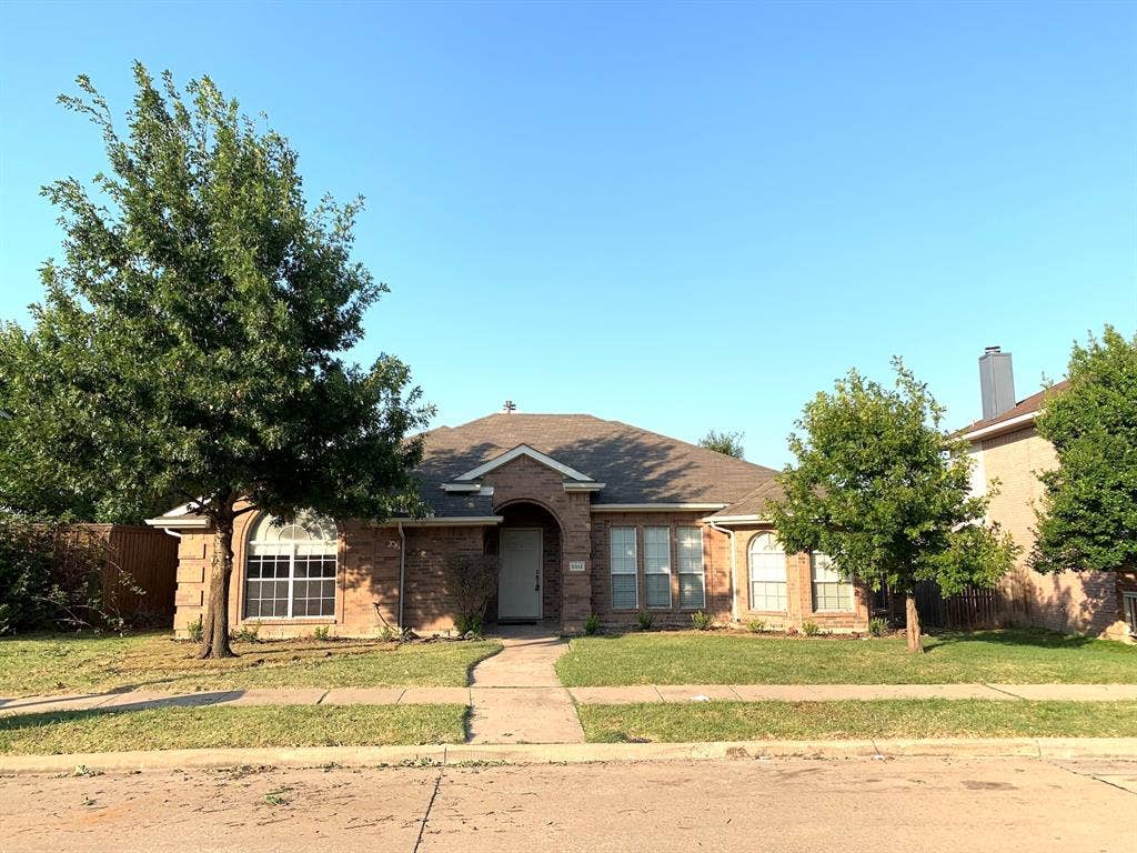 5512 Vineyard Lane, McKinney, TX 75070 Brick exterior with arched entry
