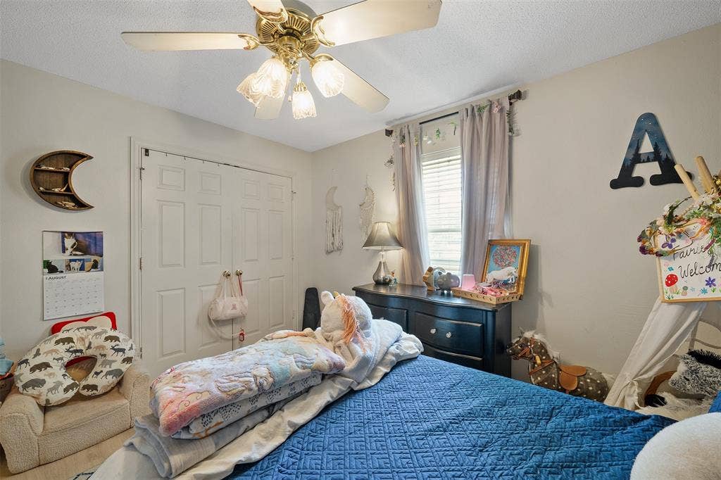 310 Linda Lane, Lindale, TX 75771 Ceiling fan with light fixture