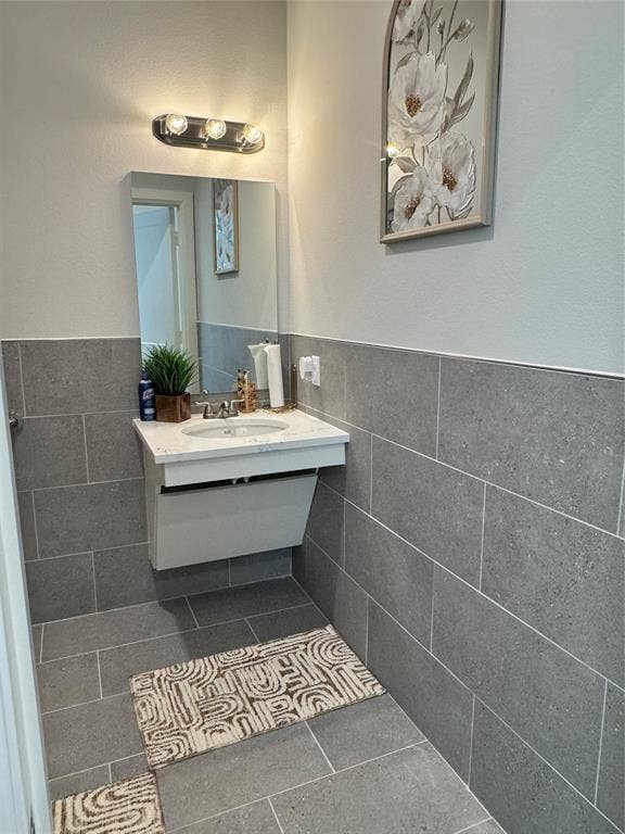 1630 W Prosper Trail, #930, Prosper, TX 75078 Floating vanity with a white countertop and integrated sink, chrome faucet, and rectangular mirror