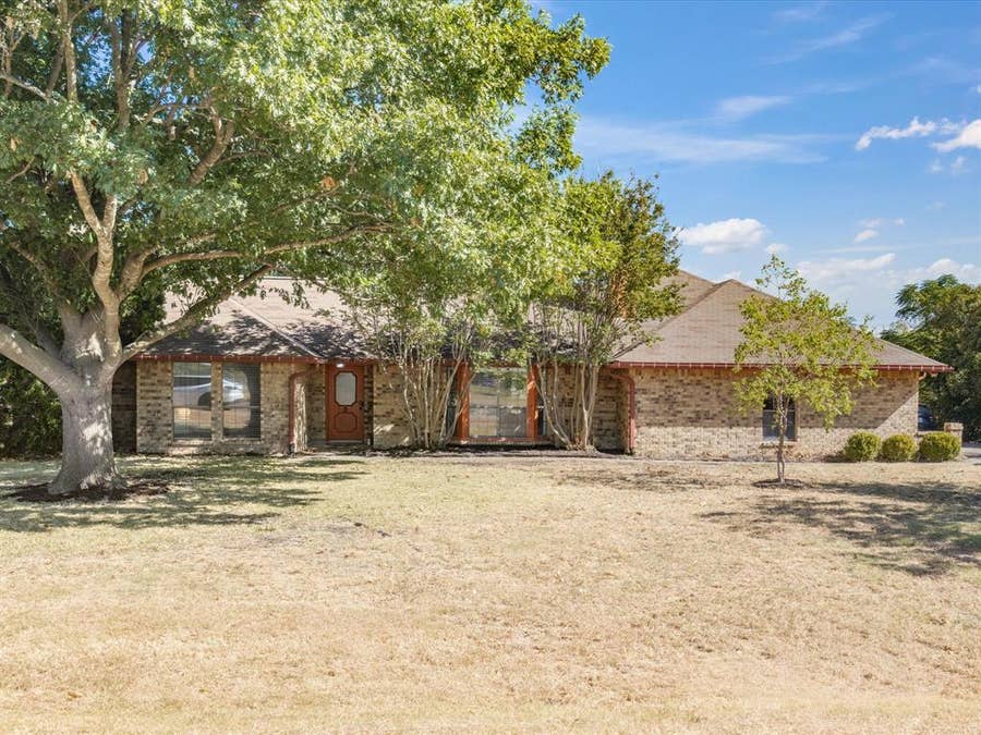 Property photo for 840 Lynn Ann Drive, Red Oak, TX