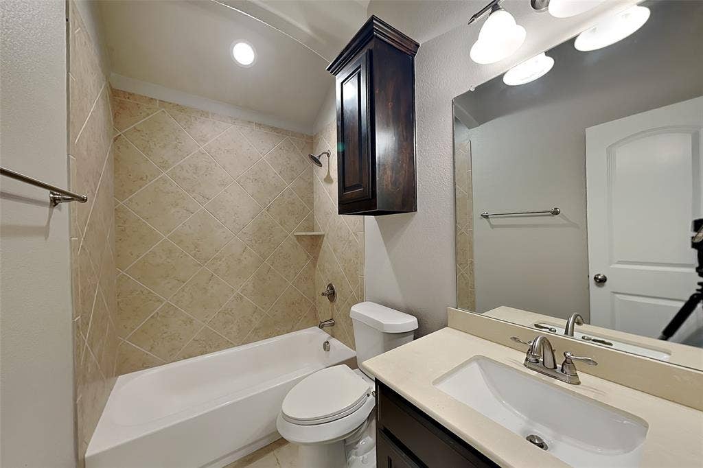 218 Valley View Drive, Waxahachie, TX 75167 218 Valley View Drive, Waxahachie, TX 75167