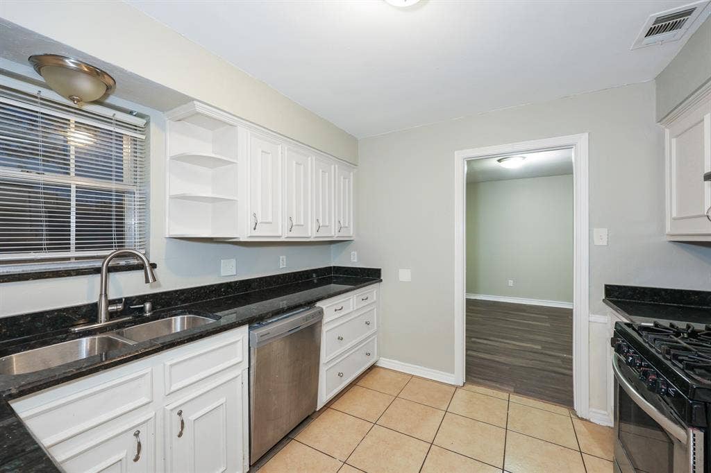 2404 Dalgreen Drive, Plano, TX 75075 2404 Dalgreen Drive, Plano, TX 75075