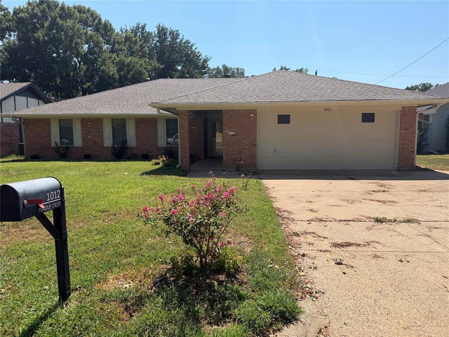 Property photo for 1012 Purdue Drive, Arlington, TX