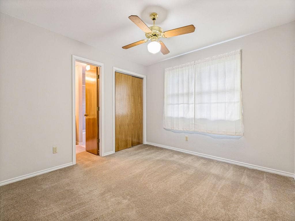 26 Lago Vista W, Wylie, TX 75098 Upstairs bedroom with walk-in closet and bath.