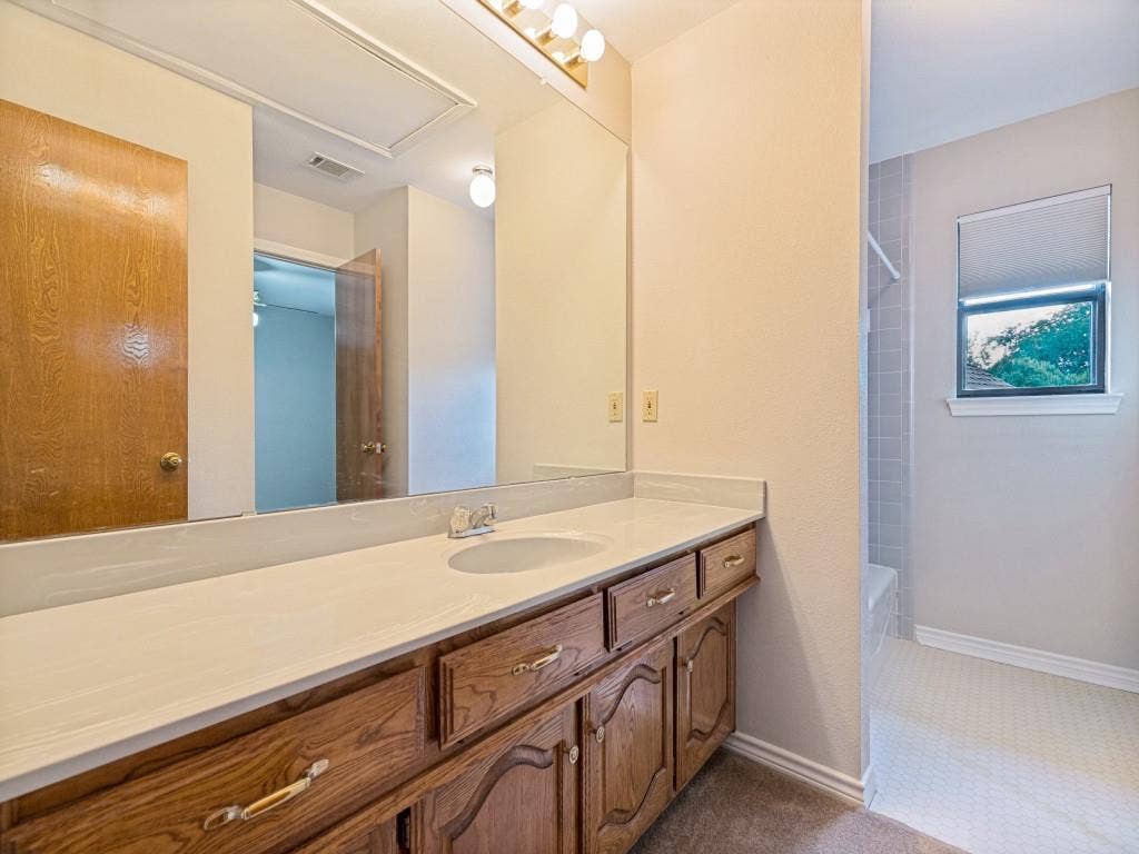 26 Lago Vista W, Wylie, TX 75098 Upstairs bath, with vanity and tub.