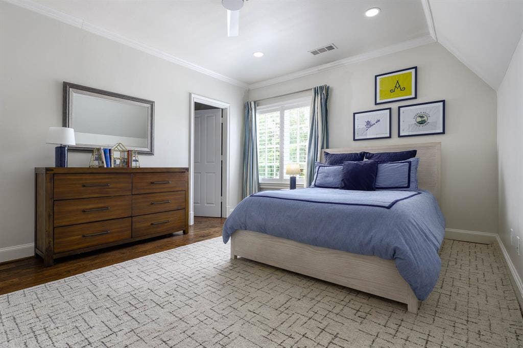 3637 Haynie Avenue, University Park, TX 75205 Ensuite bedroom with walk-in closet