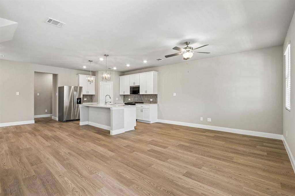 2717 Kobuk Drive, Corinth, TX 76210 Photo is not of the actual home, but is an inspirational photo of builder’s model home and may depict options, furnishings, and/or decorator features that are not included.