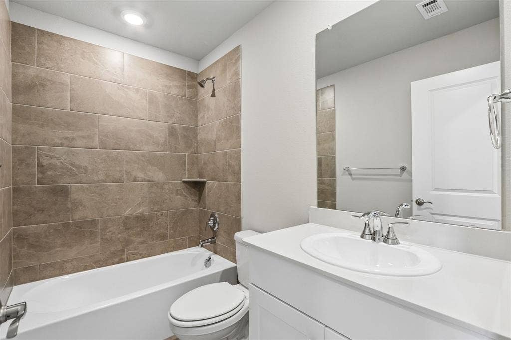2717 Kobuk Drive, Corinth, TX 76210 Photo is not of the actual home, but is an inspirational photo of builder’s model home and may depict options, furnishings, and/or decorator features that are not included.