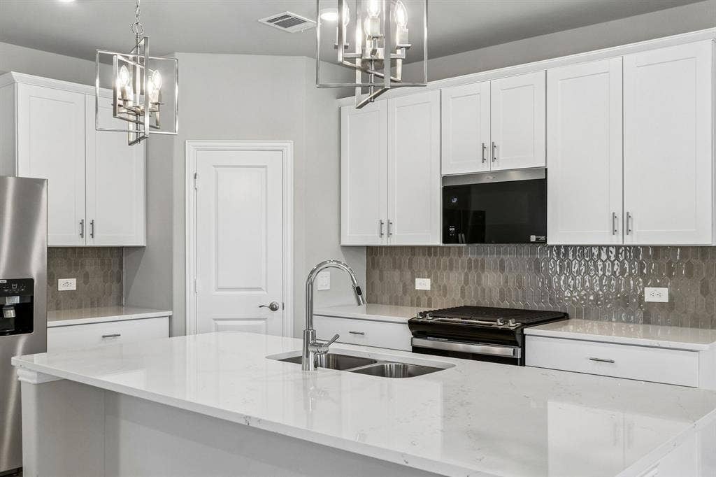 2717 Kobuk Drive, Corinth, TX 76210 Photo is not of the actual home, but is an inspirational photo of builder’s model home and may depict options, furnishings, and/or decorator features that are not included.