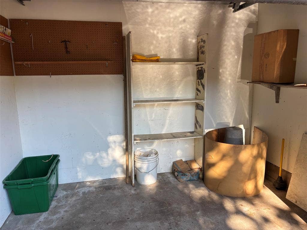 1726 Dorothy Drive, Grand Prairie, TX 75051 Garage conversion storage