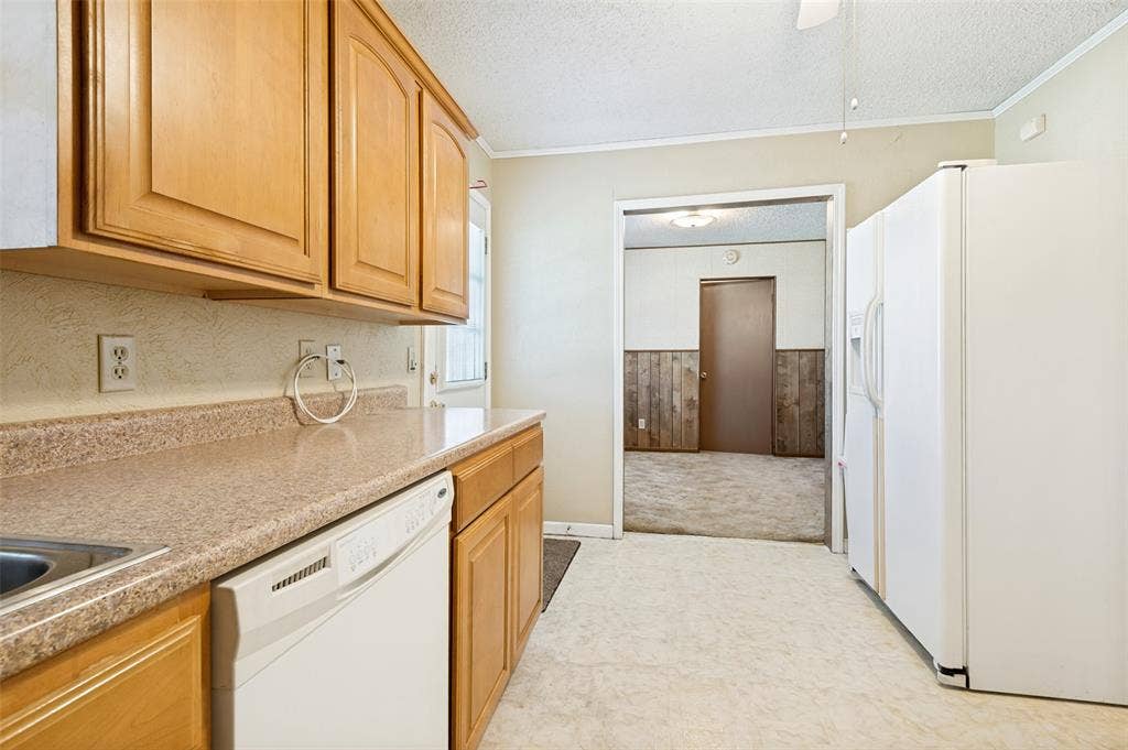 1726 Dorothy Drive, Grand Prairie, TX 75051 Kitchen