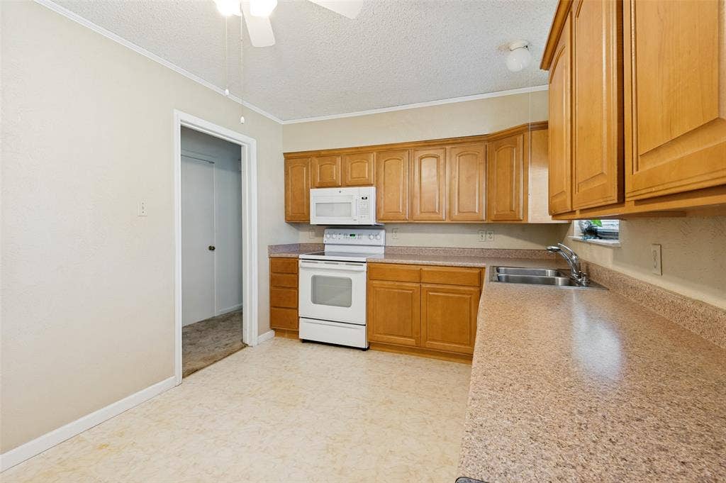 1726 Dorothy Drive, Grand Prairie, TX 75051 Kitchen