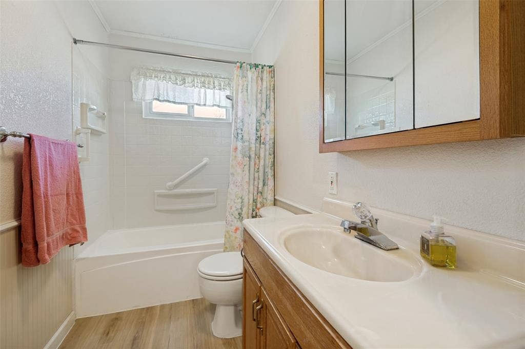 1726 Dorothy Drive, Grand Prairie, TX 75051 Secondary bathroom