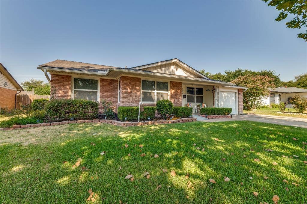 1726 Dorothy Drive, Grand Prairie, TX 75051 Front view
