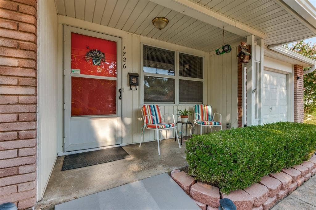 1726 Dorothy Drive, Grand Prairie, TX 75051 Entry