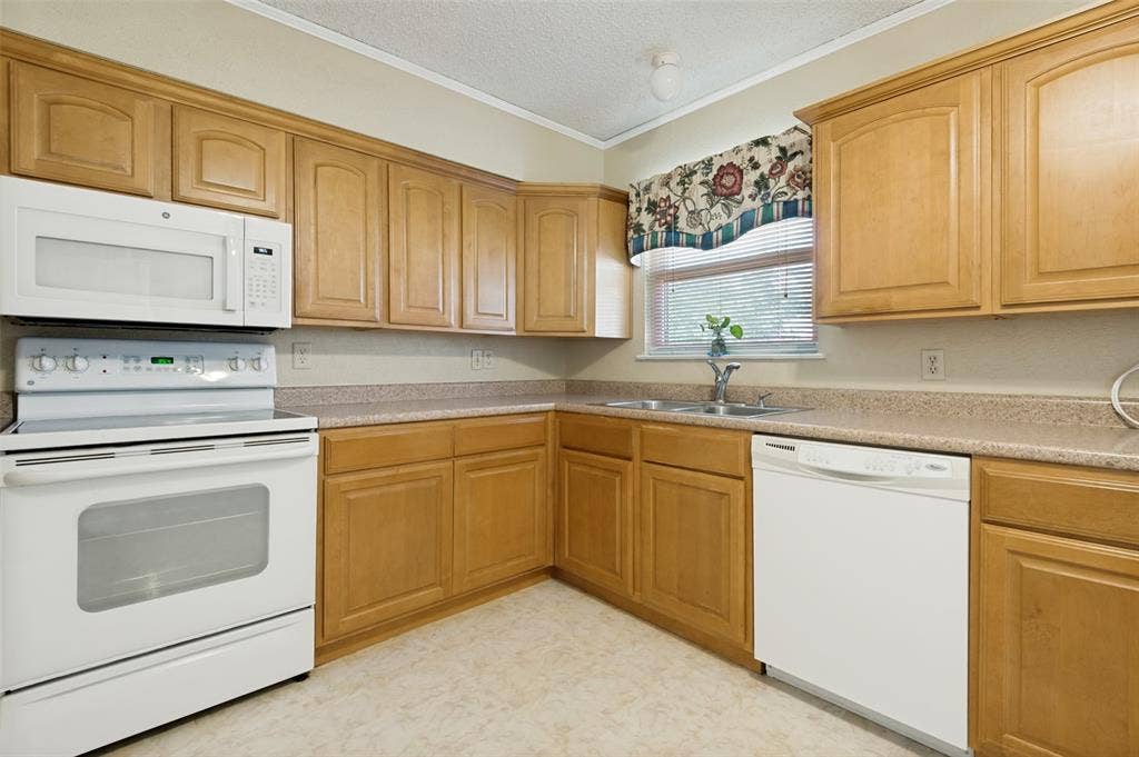 1726 Dorothy Drive, Grand Prairie, TX 75051 Kitchen