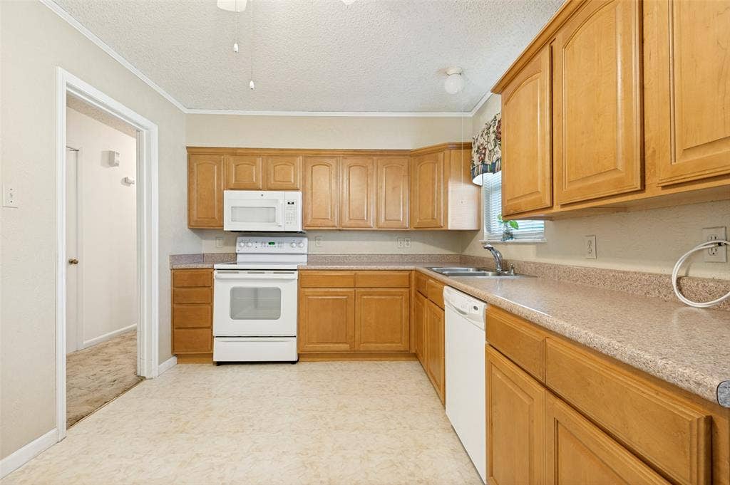 1726 Dorothy Drive, Grand Prairie, TX 75051 Kitchen