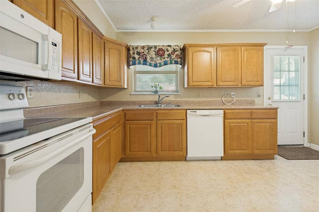 1726 Dorothy Drive, Grand Prairie, TX 75051 Kitchen