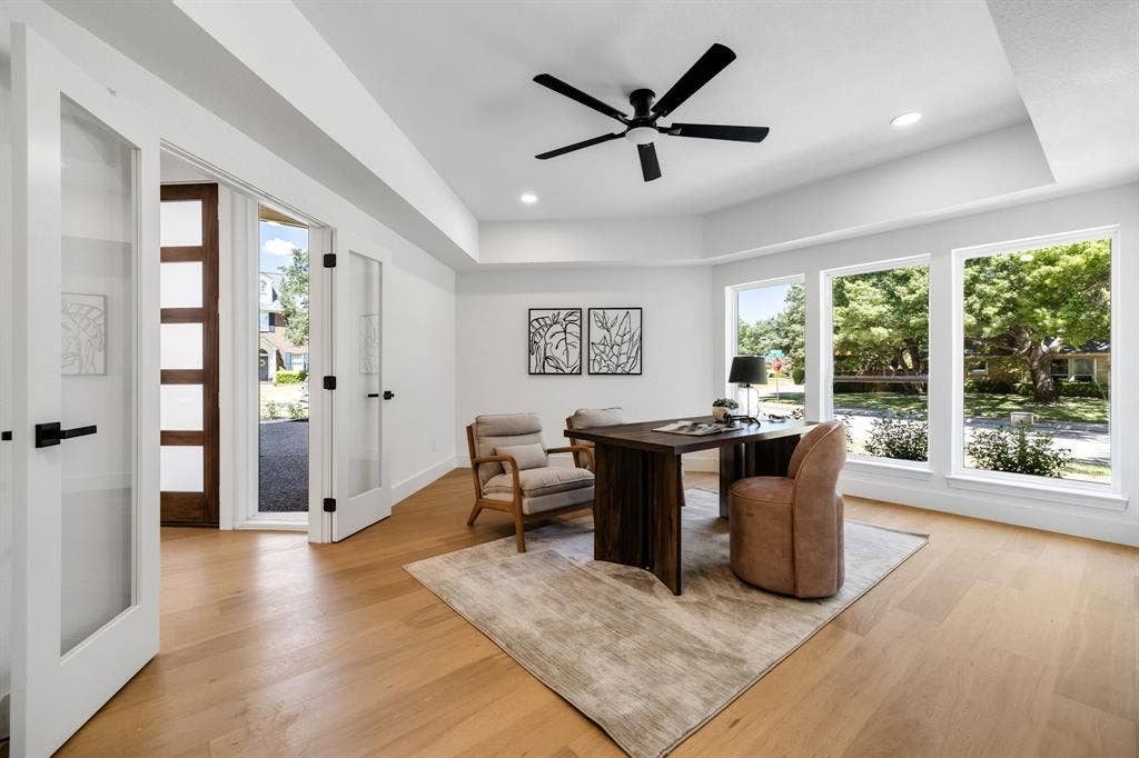 4402 Briargrove Lane, Dallas, TX 75287 4402 Briargrove-Versatile Home Office / Flex Space
