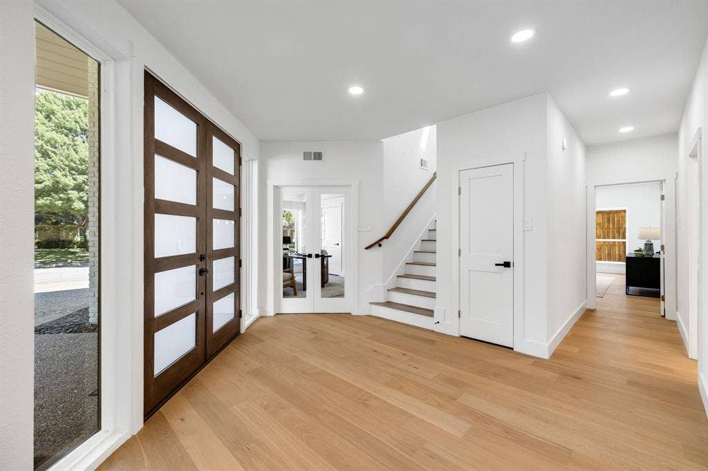 4402 Briargrove Lane, Dallas, TX 75287 4402 Briargrove- Entryway