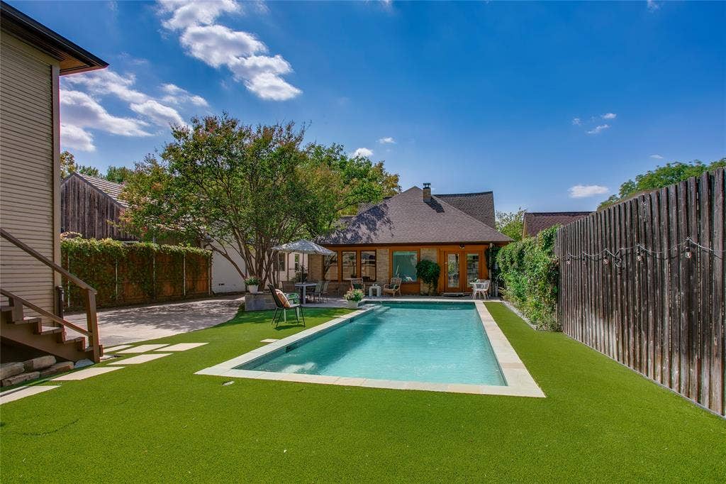 1038 N Edgefield Avenue, Dallas, TX 75208 1038 N Edgefield Avenue, Dallas, TX 75208