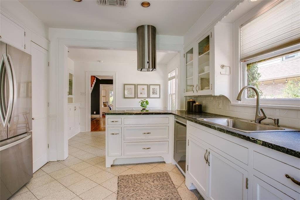 1038 N Edgefield Avenue, Dallas, TX 75208 1038 N Edgefield Avenue, Dallas, TX 75208