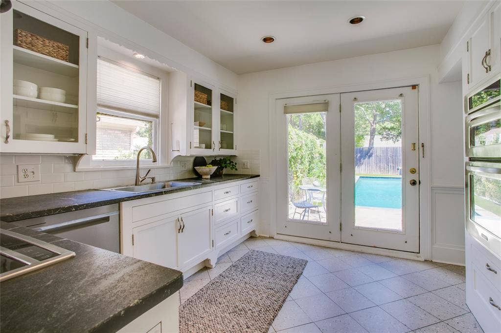 1038 N Edgefield Avenue, Dallas, TX 75208 1038 N Edgefield Avenue, Dallas, TX 75208