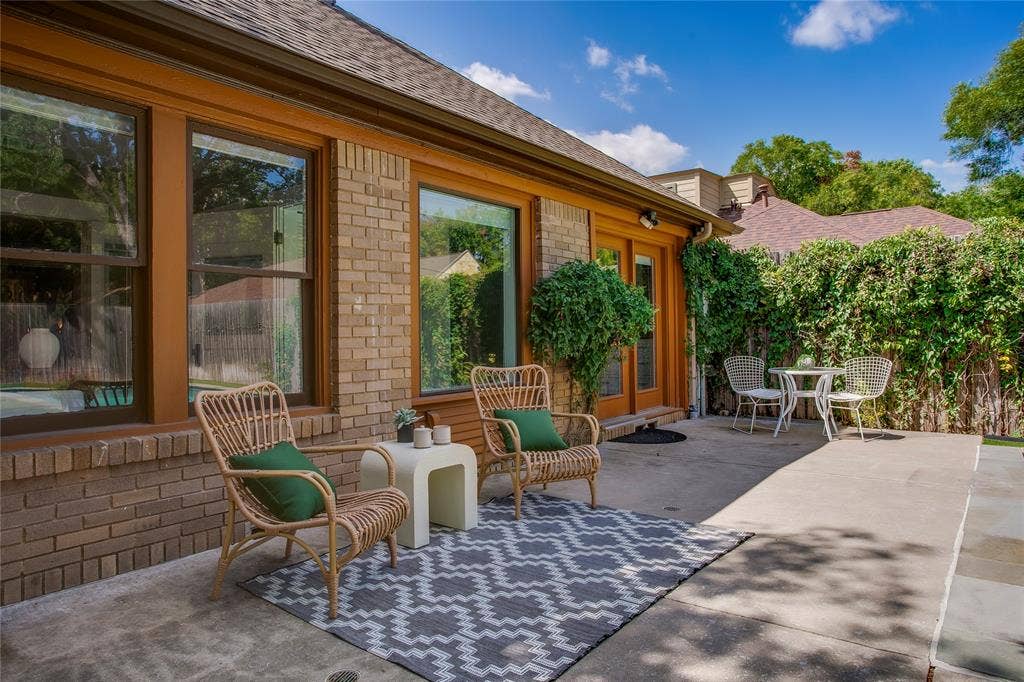 1038 N Edgefield Avenue, Dallas, TX 75208 1038 N Edgefield Avenue, Dallas, TX 75208