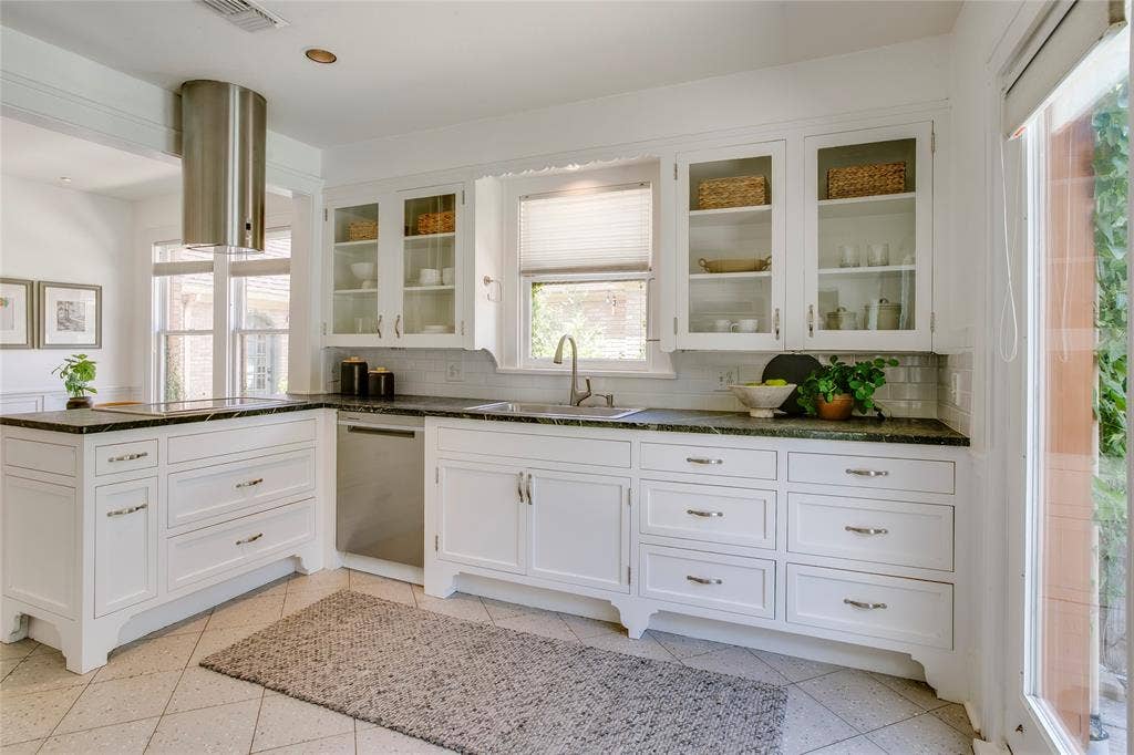 1038 N Edgefield Avenue, Dallas, TX 75208 1038 N Edgefield Avenue, Dallas, TX 75208
