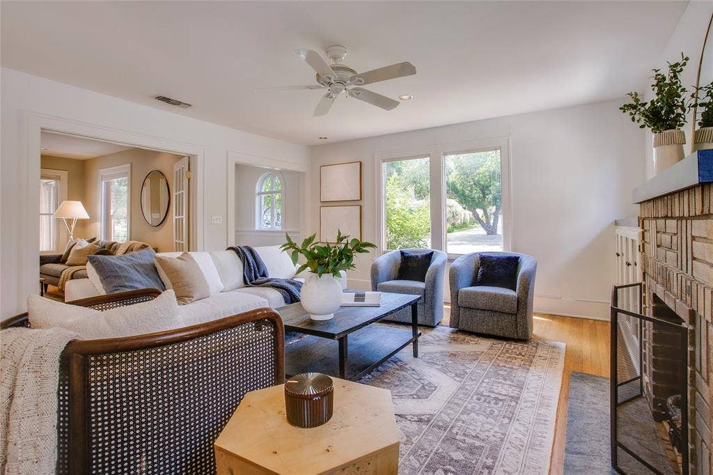 1038 N Edgefield Avenue, Dallas, TX 75208 1038 N Edgefield Avenue, Dallas, TX 75208
