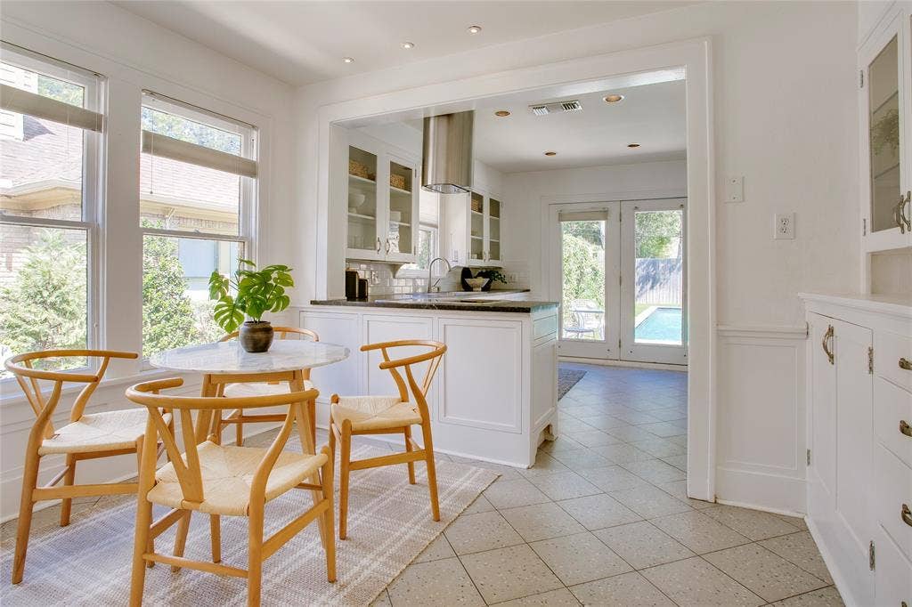 1038 N Edgefield Avenue, Dallas, TX 75208 1038 N Edgefield Avenue, Dallas, TX 75208