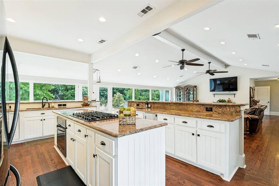 Property photo for 928 N Irving Heights Drive, Irving, TX