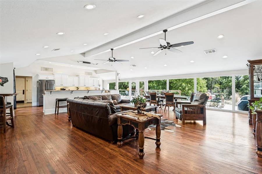 Property photo for 928 N Irving Heights Drive, Irving, TX