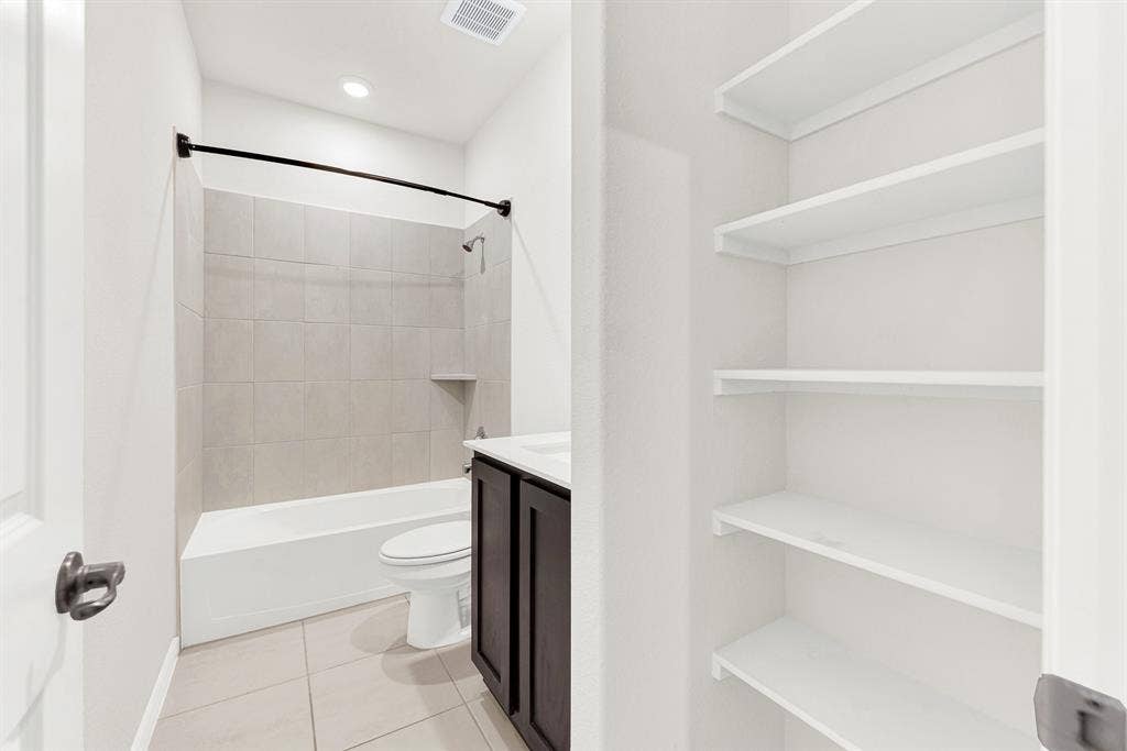 Plenty Of Storage In This Full Bath, Making Guests and Family Feel Welcome.