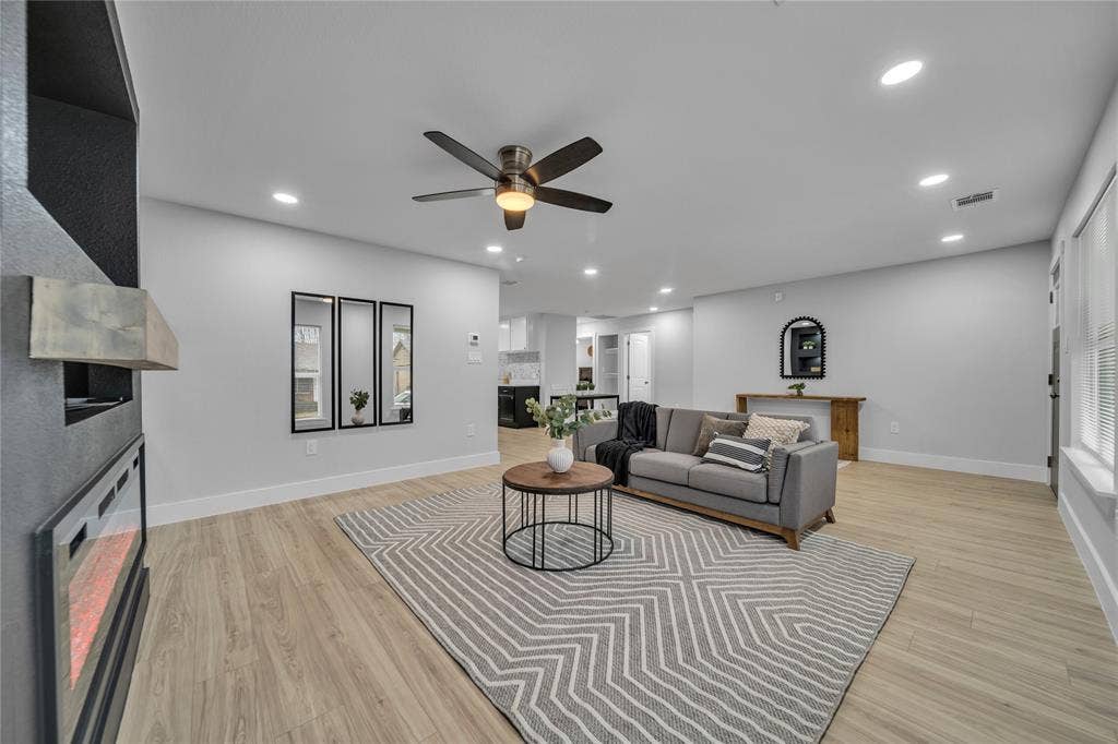 1213 Bowie Street, Garland, TX 75040 1213 Bowie Street, Garland, TX 75040