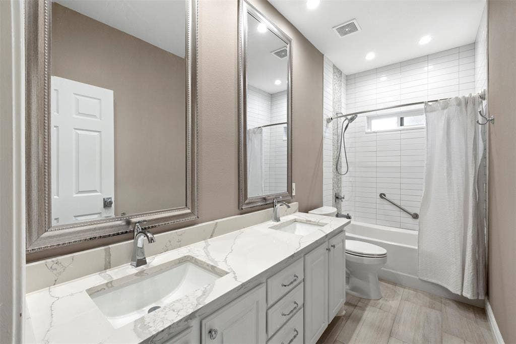 Dual vanity with undermount sinks and light-toned countertops