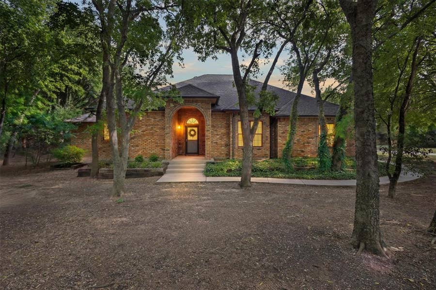 Property photo for 290 Ashford Lane, Midlothian, TX