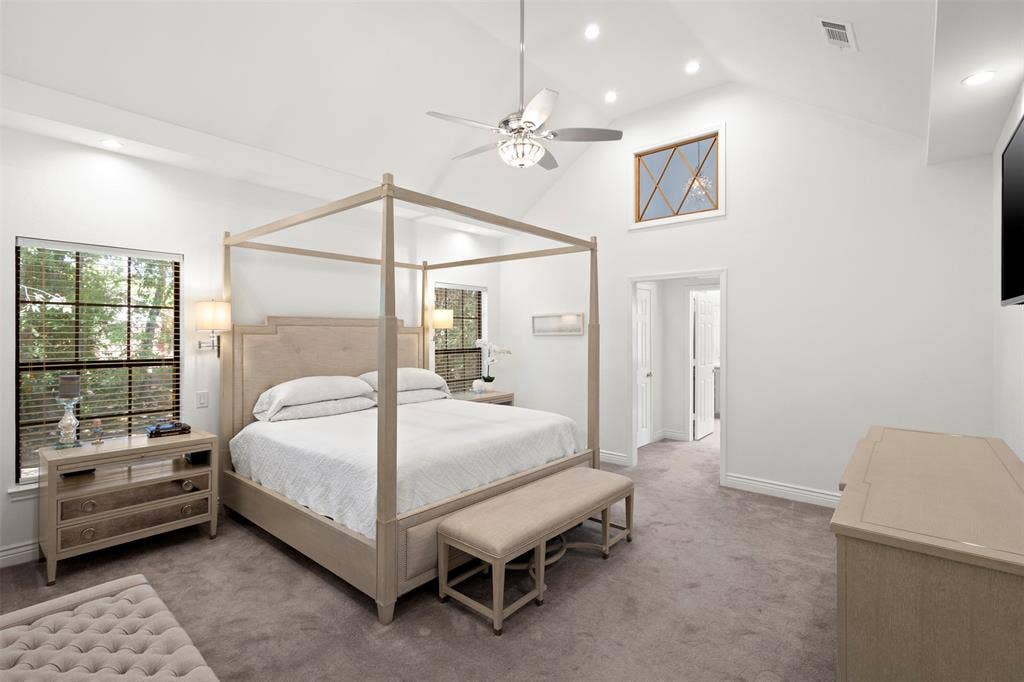 Vaulted ceiling with recessed lighting and a ceiling fan