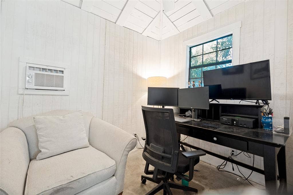 754 Kirkwood Drive, Dallas, TX 75218 Office off of the garage