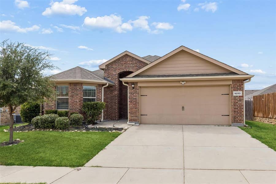 Property photo for 9213 Hill Topper Trail, Fort Worth, TX