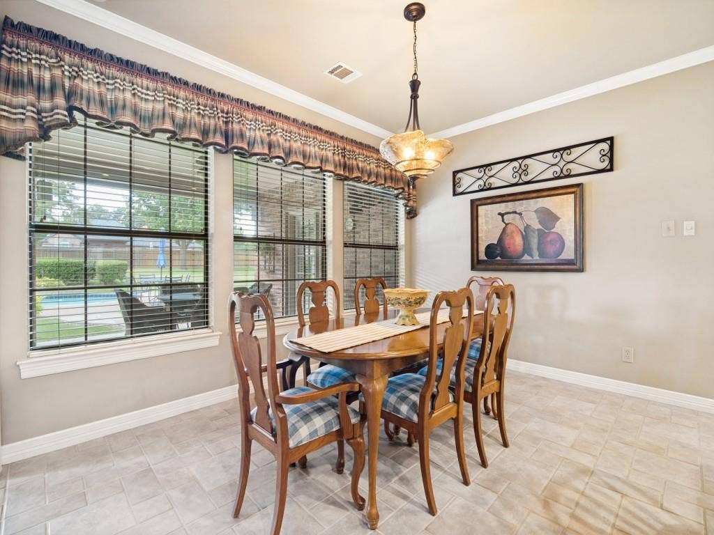 103 Texas Circle, Sunnyvale, TX 75182 Spacious breakfast area with views of the back yard.